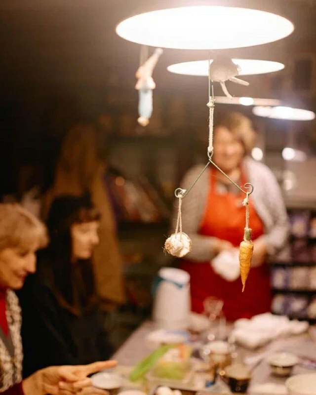 Удивительные игрушки из ваты делают в небольшой деревне Вязниковского района. Елочные украшения уже прославили Кузьмино на всю страну. Если хотите ощутить приближение Нового года, тогда не просто прочтите этот материал до конца, но и найдите время, чтобы посетить уникальную мини-артель Владимирской области.