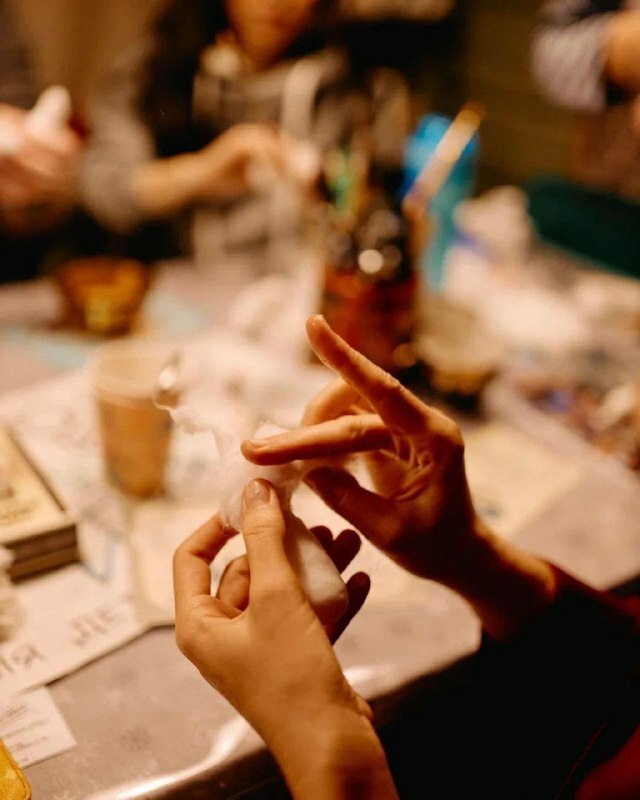 Удивительные игрушки из ваты делают в небольшой деревне Вязниковского района. Елочные украшения уже прославили Кузьмино на всю страну. Если хотите ощутить приближение Нового года, тогда не просто прочтите этот материал до конца, но и найдите время, чтобы посетить уникальную мини-артель Владимирской области.