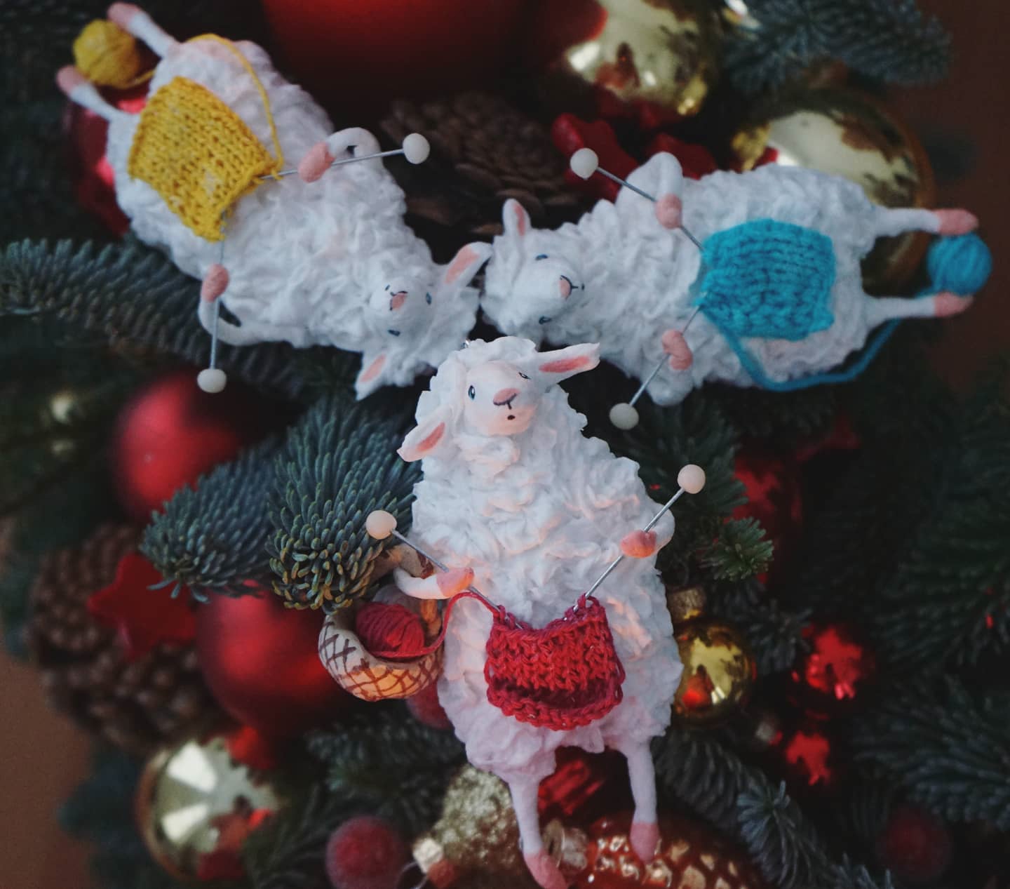 Удивительные игрушки из ваты делают в небольшой деревне Вязниковского района. Елочные украшения уже прославили Кузьмино на всю страну. Если хотите ощутить приближение Нового года, тогда не просто прочтите этот материал до конца, но и найдите время, чтобы посетить уникальную мини-артель Владимирской области.