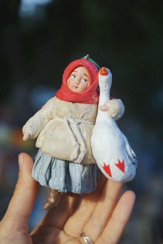 Удивительные игрушки из ваты делают в небольшой деревне Вязниковского района. Елочные украшения уже прославили Кузьмино на всю страну. Если хотите ощутить приближение Нового года, тогда не просто прочтите этот материал до конца, но и найдите время, чтобы посетить уникальную мини-артель Владимирской области.