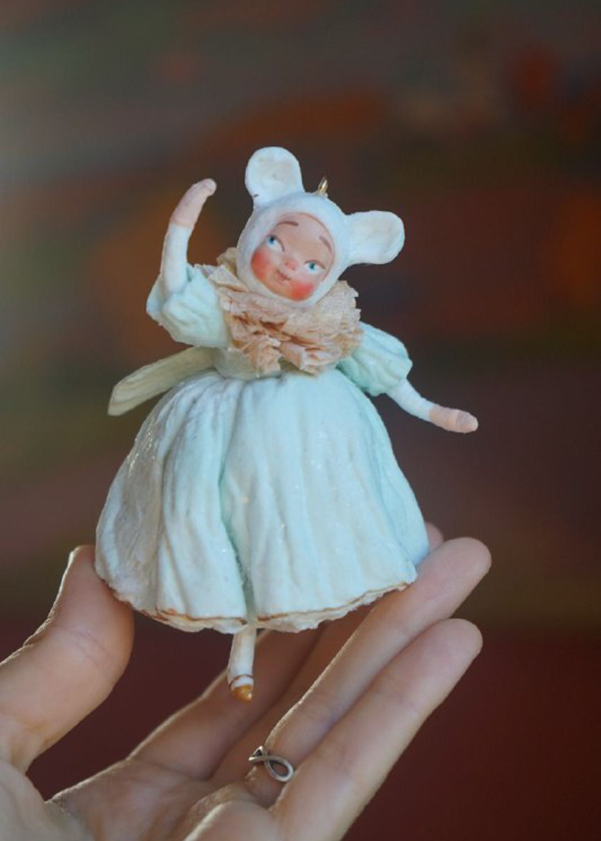 Удивительные игрушки из ваты делают в небольшой деревне Вязниковского района. Елочные украшения уже прославили Кузьмино на всю страну. Если хотите ощутить приближение Нового года, тогда не просто прочтите этот материал до конца, но и найдите время, чтобы посетить уникальную мини-артель Владимирской области.