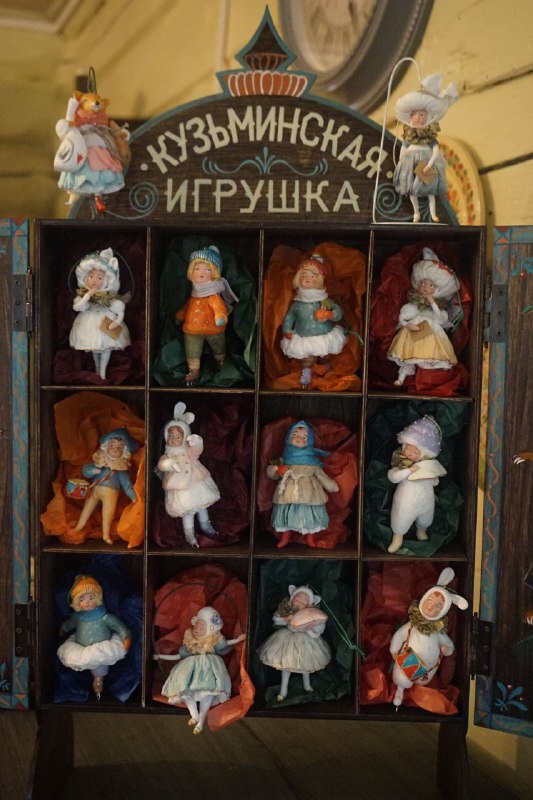 Удивительные игрушки из ваты делают в небольшой деревне Вязниковского района. Елочные украшения уже прославили Кузьмино на всю страну. Если хотите ощутить приближение Нового года, тогда не просто прочтите этот материал до конца, но и найдите время, чтобы посетить уникальную мини-артель Владимирской области.