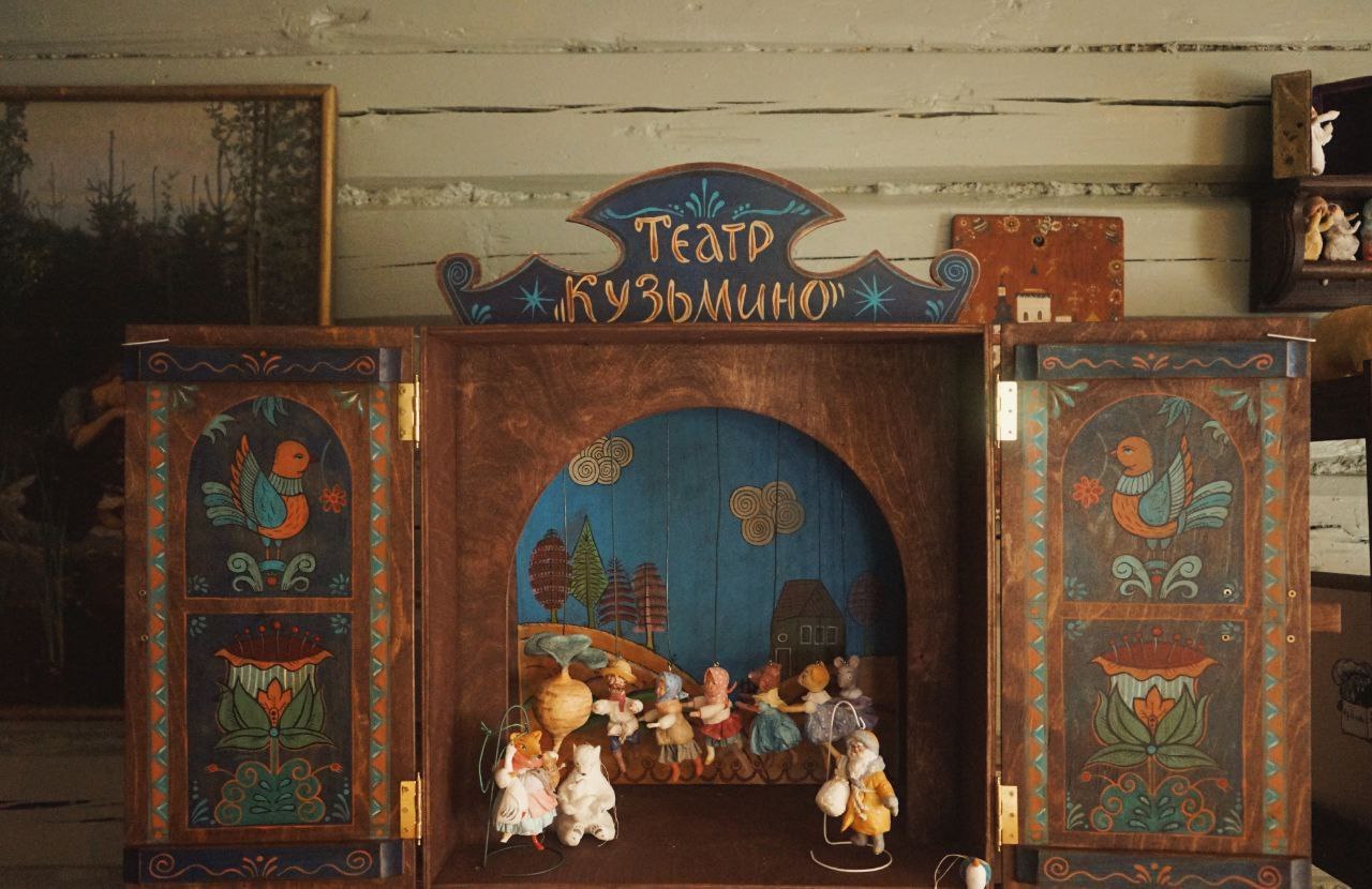 Удивительные игрушки из ваты делают в небольшой деревне Вязниковского района. Елочные украшения уже прославили Кузьмино на всю страну. Если хотите ощутить приближение Нового года, тогда не просто прочтите этот материал до конца, но и найдите время, чтобы посетить уникальную мини-артель Владимирской области.