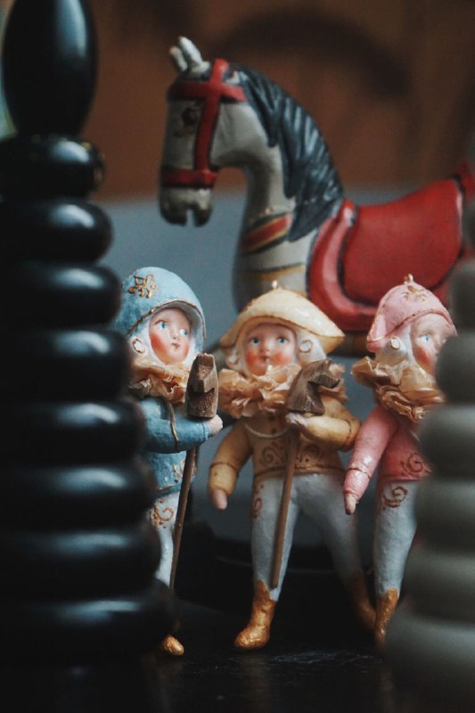 Удивительные игрушки из ваты делают в небольшой деревне Вязниковского района. Елочные украшения уже прославили Кузьмино на всю страну. Если хотите ощутить приближение Нового года, тогда не просто прочтите этот материал до конца, но и найдите время, чтобы посетить уникальную мини-артель Владимирской области.