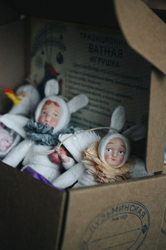 Удивительные игрушки из ваты делают в небольшой деревне Вязниковского района. Елочные украшения уже прославили Кузьмино на всю страну. Если хотите ощутить приближение Нового года, тогда не просто прочтите этот материал до конца, но и найдите время, чтобы посетить уникальную мини-артель Владимирской области.