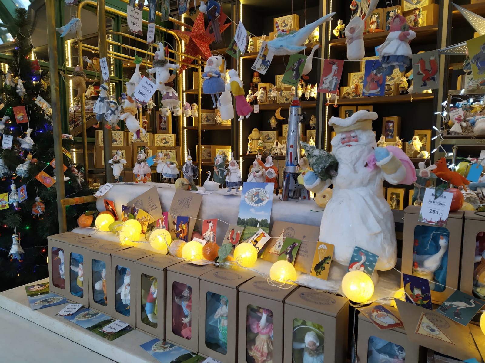 Удивительные игрушки из ваты делают в небольшой деревне Вязниковского района. Елочные украшения уже прославили Кузьмино на всю страну. Если хотите ощутить приближение Нового года, тогда не просто прочтите этот материал до конца, но и найдите время, чтобы посетить уникальную мини-артель Владимирской области.