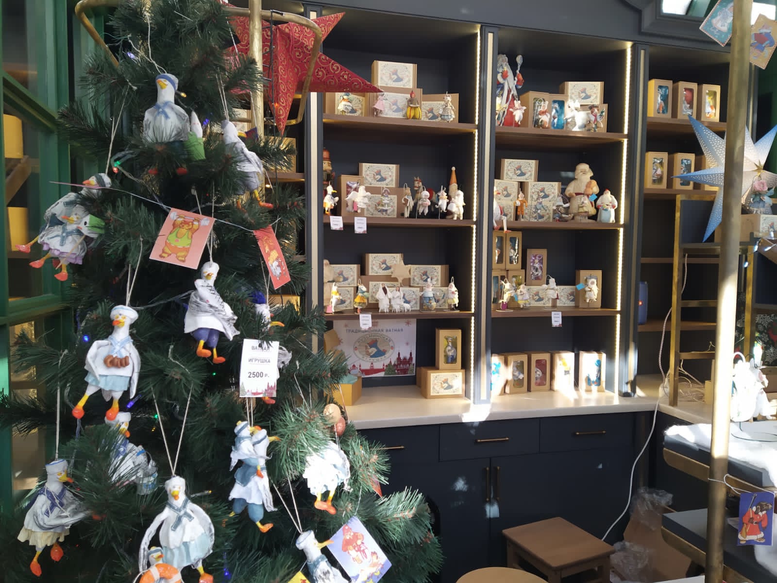 Удивительные игрушки из ваты делают в небольшой деревне Вязниковского района. Елочные украшения уже прославили Кузьмино на всю страну. Если хотите ощутить приближение Нового года, тогда не просто прочтите этот материал до конца, но и найдите время, чтобы посетить уникальную мини-артель Владимирской области.