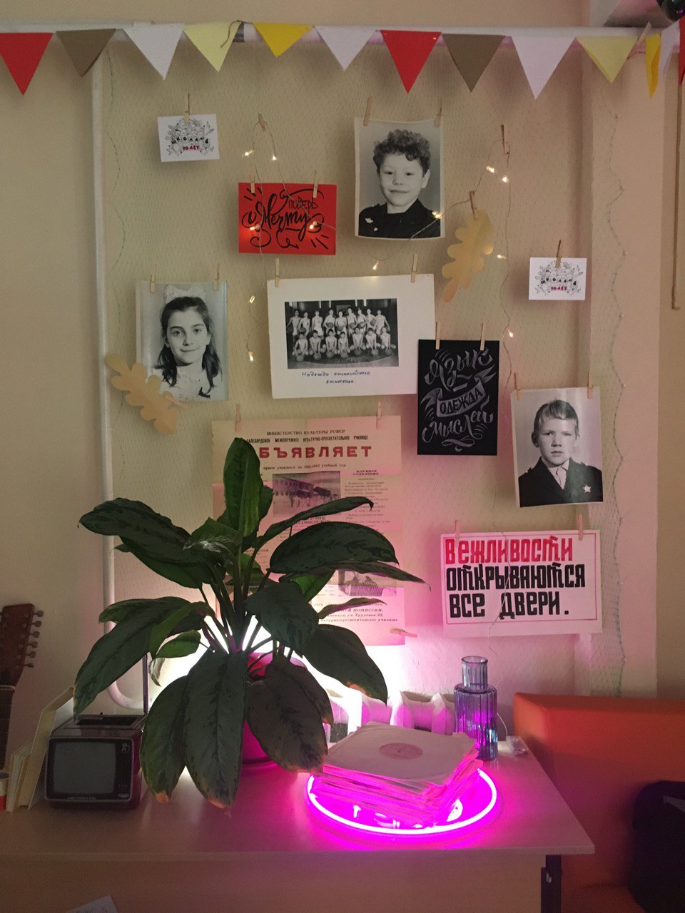 Два непростых года на должности педагога-организатора позади, художница Женя StrangeFruit вернулась и продвигает идеи общественной программы «Учитель для России». На площадке ЦСК «Флигель» проводятся полезные встречи с педагогами для педагогов, это первый этап создания «учительского комьюнити» в 33-м регионе. Что будет дальше?