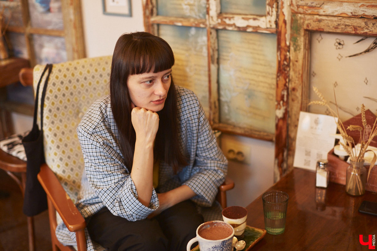 Два непростых года на должности педагога-организатора позади, художница Женя StrangeFruit вернулась и продвигает идеи общественной программы «Учитель для России». На площадке ЦСК «Флигель» проводятся полезные встречи с педагогами для педагогов, это первый этап создания «учительского комьюнити» в 33-м регионе. Что будет дальше?