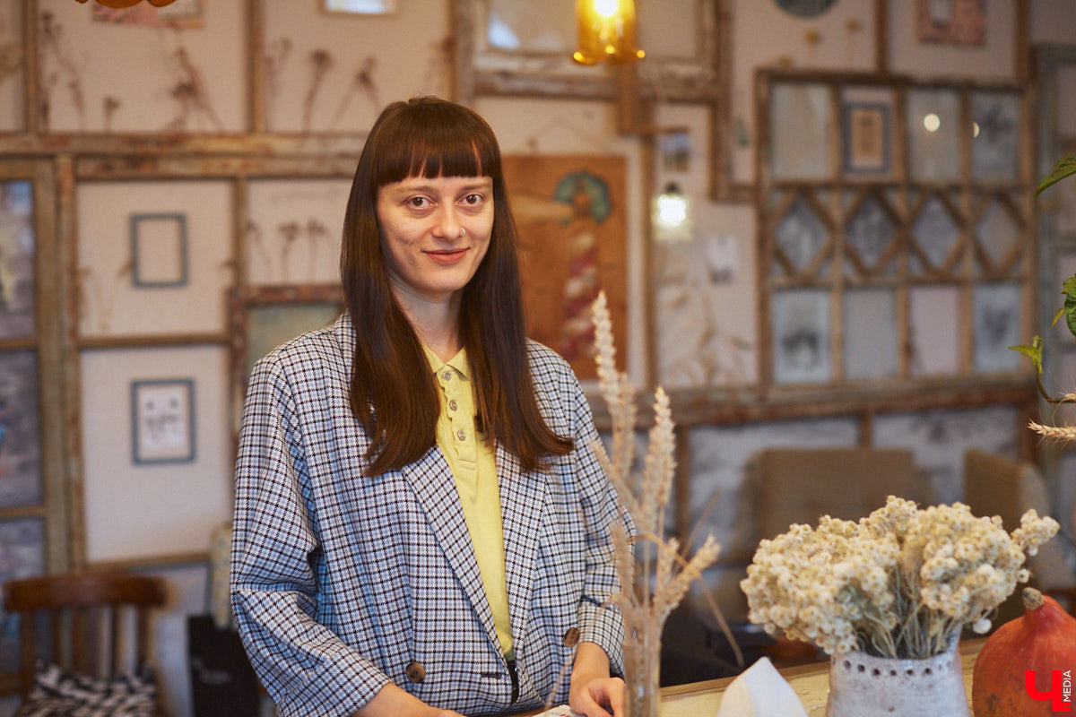 Два непростых года на должности педагога-организатора позади, художница Женя StrangeFruit вернулась и продвигает идеи общественной программы «Учитель для России». На площадке ЦСК «Флигель» проводятся полезные встречи с педагогами для педагогов, это первый этап создания «учительского комьюнити» в 33-м регионе. Что будет дальше?