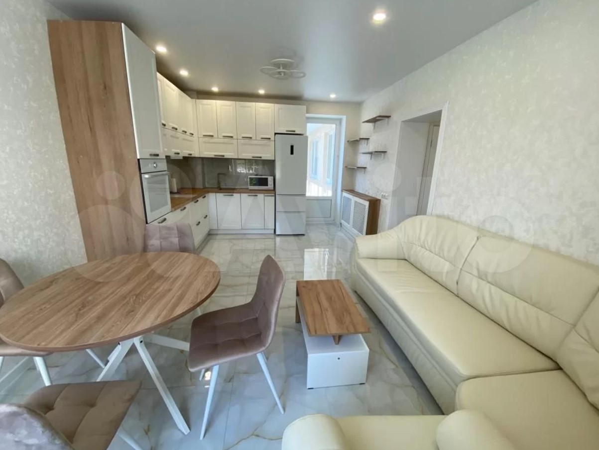 Во-первых, это красиво. Во-вторых… Как показывают исследования РИА «Новости», большая часть владимирских семей из четырёх человек не может себе позволить съём жилья. Но мечты никому не отнять! Поэтому наслаждаемся видами самых дорогих «двушек» города в обзоре «Ключ-Медиа».