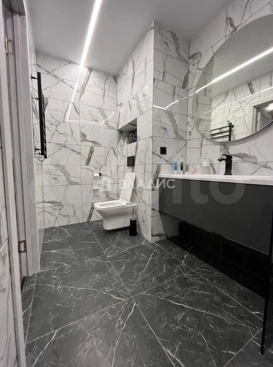 Во-первых, это красиво. Во-вторых… Как показывают исследования РИА «Новости», большая часть владимирских семей из четырёх человек не может себе позволить съём жилья. Но мечты никому не отнять! Поэтому наслаждаемся видами самых дорогих «двушек» города в обзоре «Ключ-Медиа».