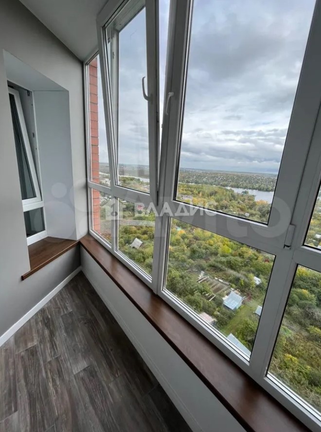 Во-первых, это красиво. Во-вторых… Как показывают исследования РИА «Новости», большая часть владимирских семей из четырёх человек не может себе позволить съём жилья. Но мечты никому не отнять! Поэтому наслаждаемся видами самых дорогих «двушек» города в обзоре «Ключ-Медиа».