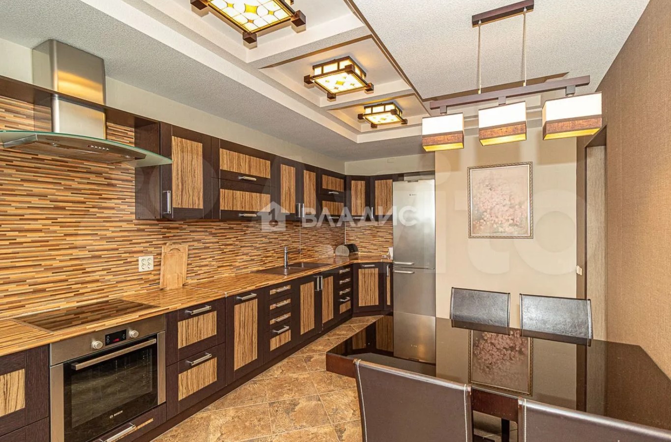 Во-первых, это красиво. Во-вторых… Как показывают исследования РИА «Новости», большая часть владимирских семей из четырёх человек не может себе позволить съём жилья. Но мечты никому не отнять! Поэтому наслаждаемся видами самых дорогих «двушек» города в обзоре «Ключ-Медиа».