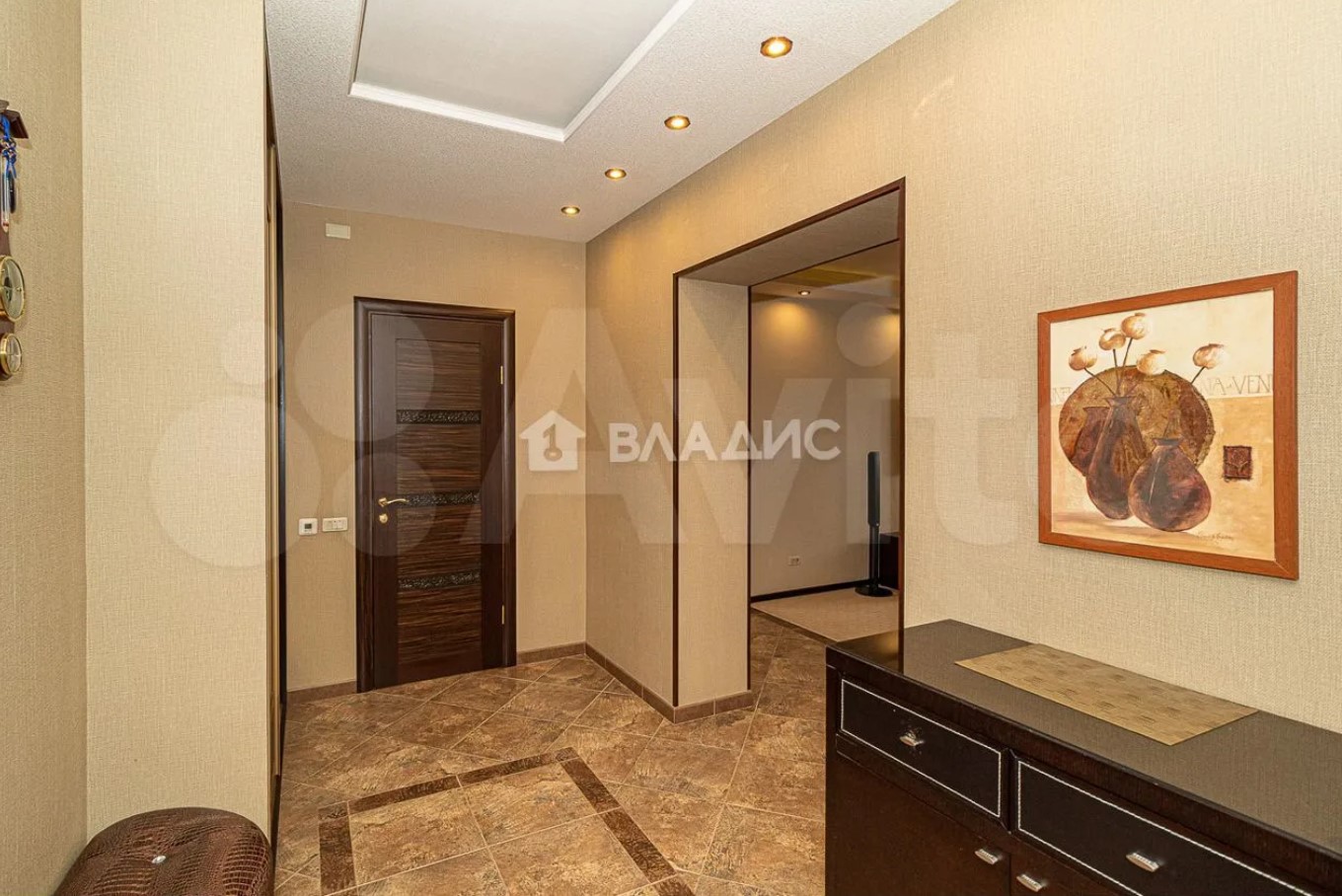 Во-первых, это красиво. Во-вторых… Как показывают исследования РИА «Новости», большая часть владимирских семей из четырёх человек не может себе позволить съём жилья. Но мечты никому не отнять! Поэтому наслаждаемся видами самых дорогих «двушек» города в обзоре «Ключ-Медиа».