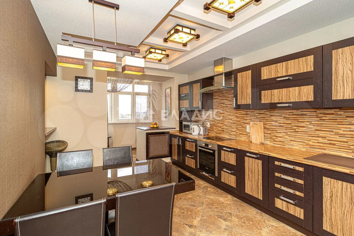 Во-первых, это красиво. Во-вторых… Как показывают исследования РИА «Новости», большая часть владимирских семей из четырёх человек не может себе позволить съём жилья. Но мечты никому не отнять! Поэтому наслаждаемся видами самых дорогих «двушек» города в обзоре «Ключ-Медиа».