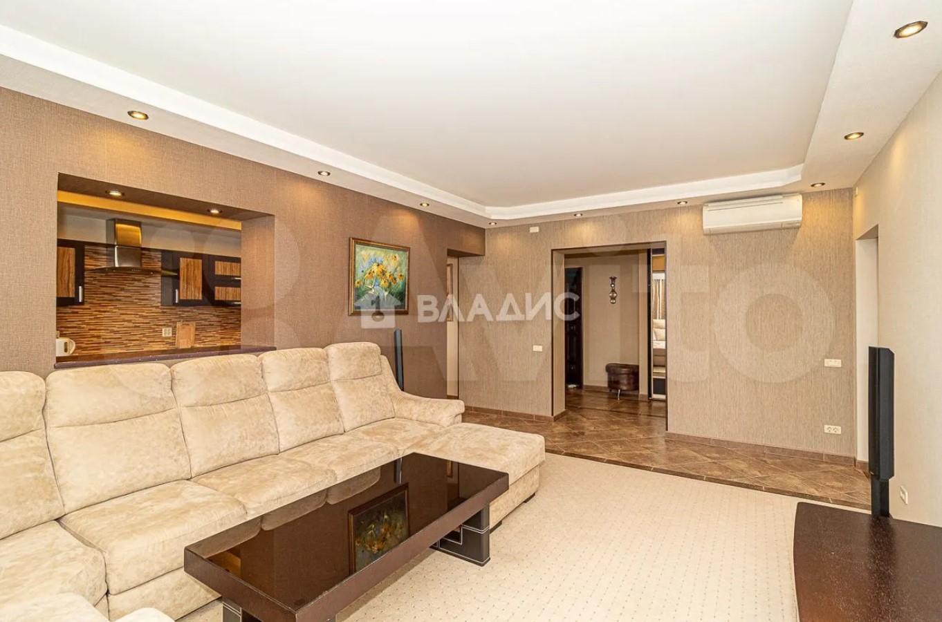 Во-первых, это красиво. Во-вторых… Как показывают исследования РИА «Новости», большая часть владимирских семей из четырёх человек не может себе позволить съём жилья. Но мечты никому не отнять! Поэтому наслаждаемся видами самых дорогих «двушек» города в обзоре «Ключ-Медиа».