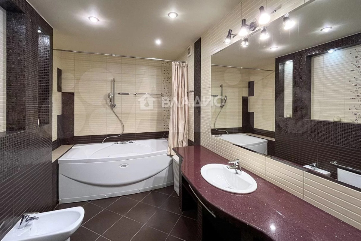 Во-первых, это красиво. Во-вторых… Как показывают исследования РИА «Новости», большая часть владимирских семей из четырёх человек не может себе позволить съём жилья. Но мечты никому не отнять! Поэтому наслаждаемся видами самых дорогих «двушек» города в обзоре «Ключ-Медиа».