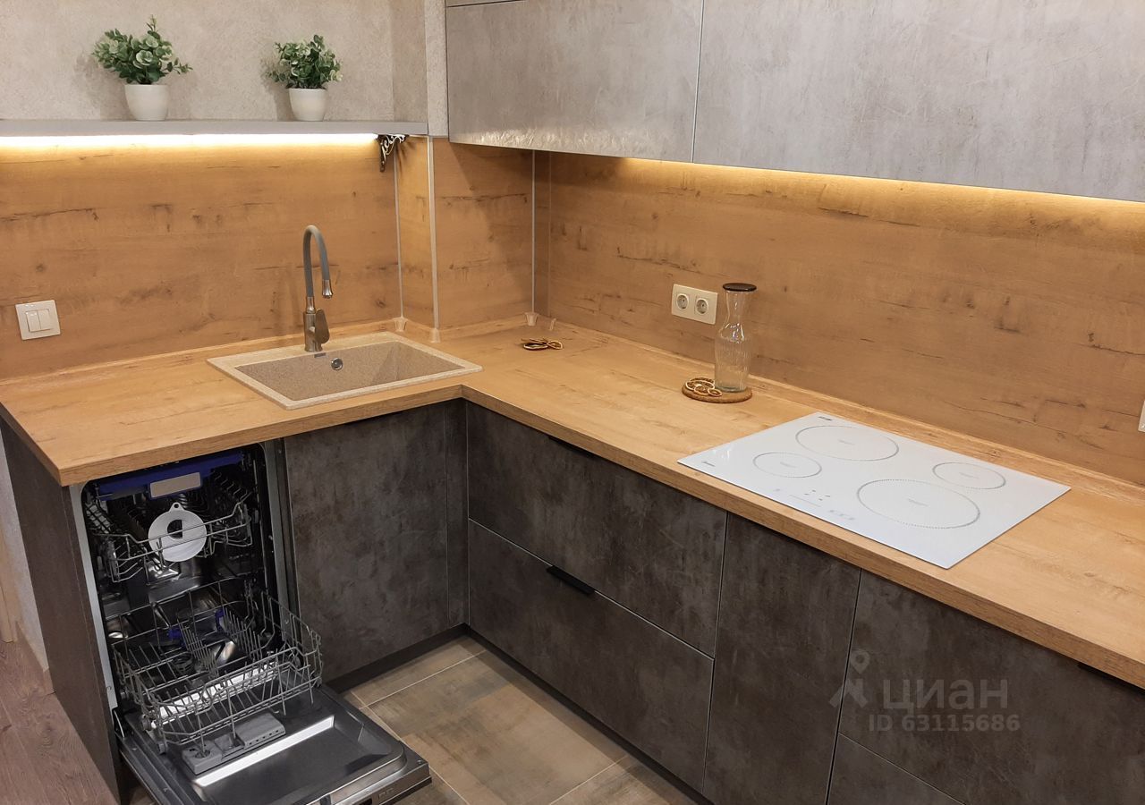 Во-первых, это красиво. Во-вторых… Как показывают исследования РИА «Новости», большая часть владимирских семей из четырёх человек не может себе позволить съём жилья. Но мечты никому не отнять! Поэтому наслаждаемся видами самых дорогих «двушек» города в обзоре «Ключ-Медиа».