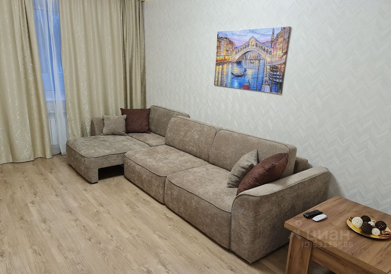 Во-первых, это красиво. Во-вторых… Как показывают исследования РИА «Новости», большая часть владимирских семей из четырёх человек не может себе позволить съём жилья. Но мечты никому не отнять! Поэтому наслаждаемся видами самых дорогих «двушек» города в обзоре «Ключ-Медиа».