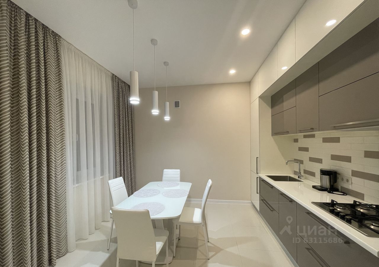 Во-первых, это красиво. Во-вторых… Как показывают исследования РИА «Новости», большая часть владимирских семей из четырёх человек не может себе позволить съём жилья. Но мечты никому не отнять! Поэтому наслаждаемся видами самых дорогих «двушек» города в обзоре «Ключ-Медиа».