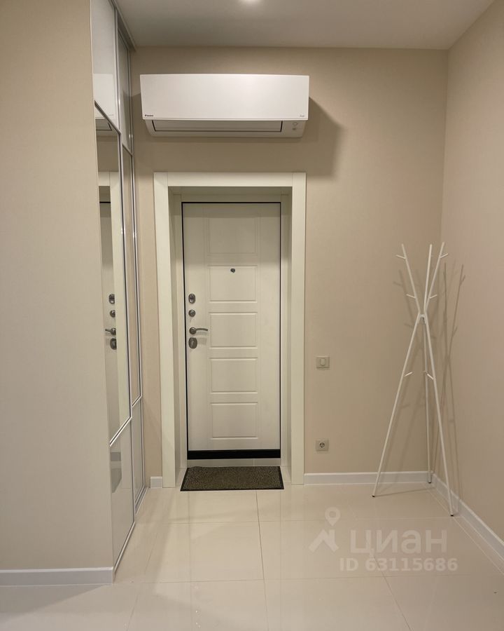 Во-первых, это красиво. Во-вторых… Как показывают исследования РИА «Новости», большая часть владимирских семей из четырёх человек не может себе позволить съём жилья. Но мечты никому не отнять! Поэтому наслаждаемся видами самых дорогих «двушек» города в обзоре «Ключ-Медиа».