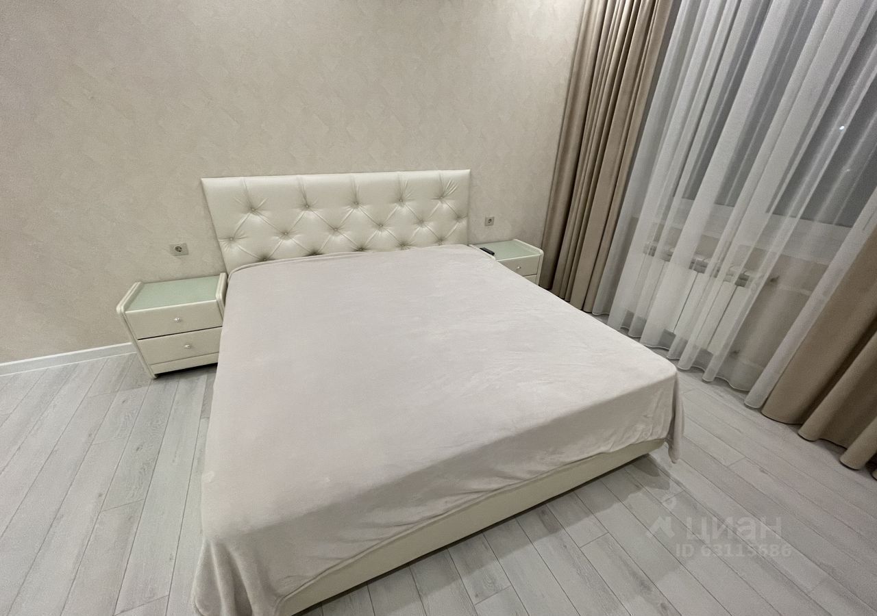 Во-первых, это красиво. Во-вторых… Как показывают исследования РИА «Новости», большая часть владимирских семей из четырёх человек не может себе позволить съём жилья. Но мечты никому не отнять! Поэтому наслаждаемся видами самых дорогих «двушек» города в обзоре «Ключ-Медиа».