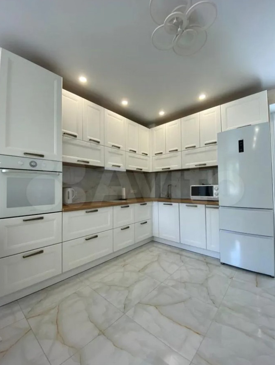 Во-первых, это красиво. Во-вторых… Как показывают исследования РИА «Новости», большая часть владимирских семей из четырёх человек не может себе позволить съём жилья. Но мечты никому не отнять! Поэтому наслаждаемся видами самых дорогих «двушек» города в обзоре «Ключ-Медиа».