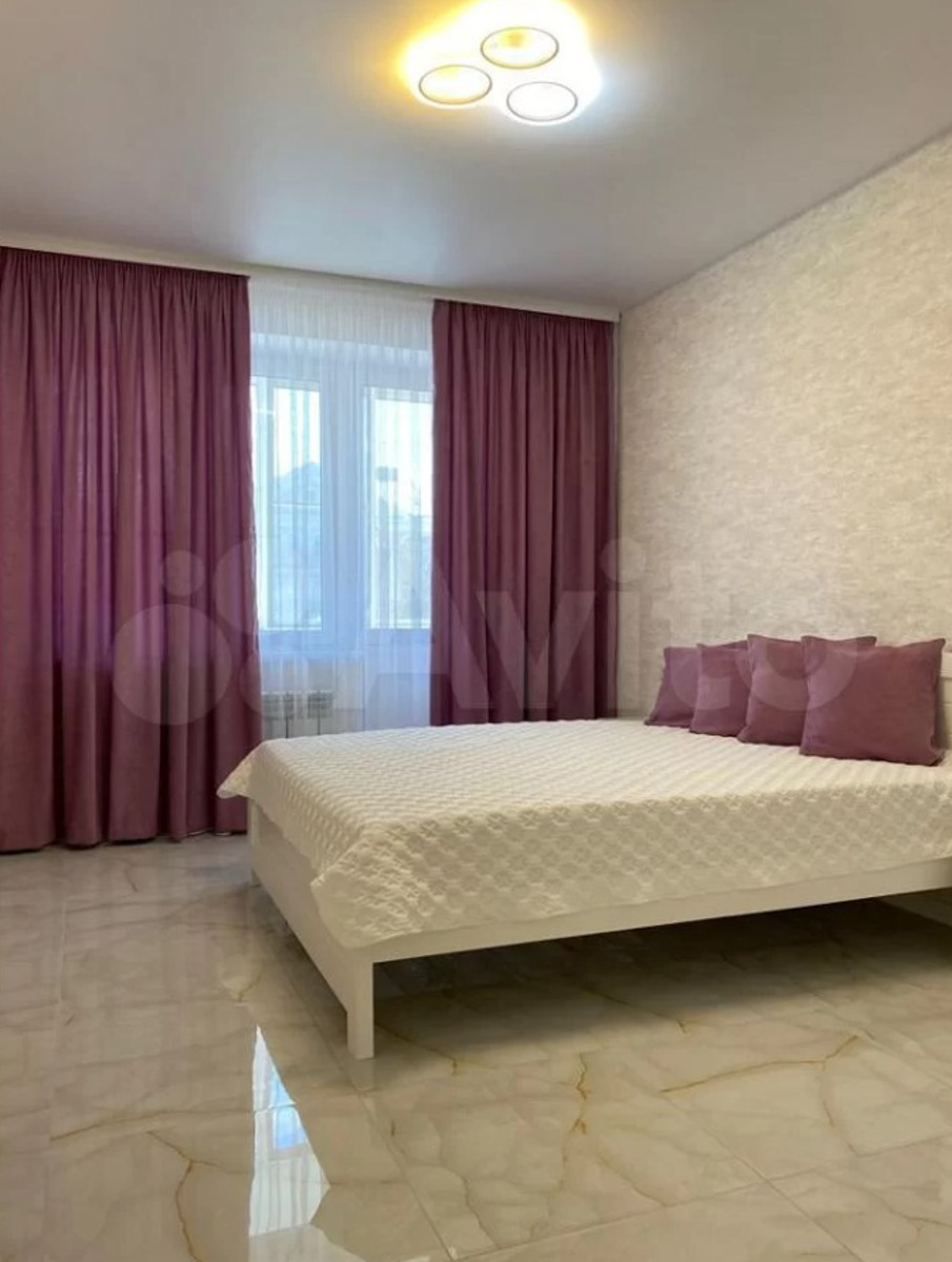 Во-первых, это красиво. Во-вторых… Как показывают исследования РИА «Новости», большая часть владимирских семей из четырёх человек не может себе позволить съём жилья. Но мечты никому не отнять! Поэтому наслаждаемся видами самых дорогих «двушек» города в обзоре «Ключ-Медиа».