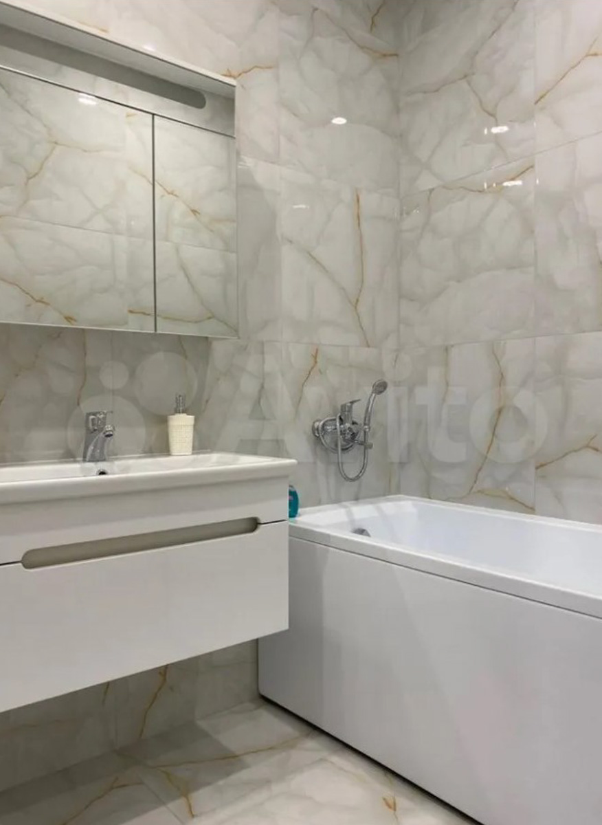 Во-первых, это красиво. Во-вторых… Как показывают исследования РИА «Новости», большая часть владимирских семей из четырёх человек не может себе позволить съём жилья. Но мечты никому не отнять! Поэтому наслаждаемся видами самых дорогих «двушек» города в обзоре «Ключ-Медиа».