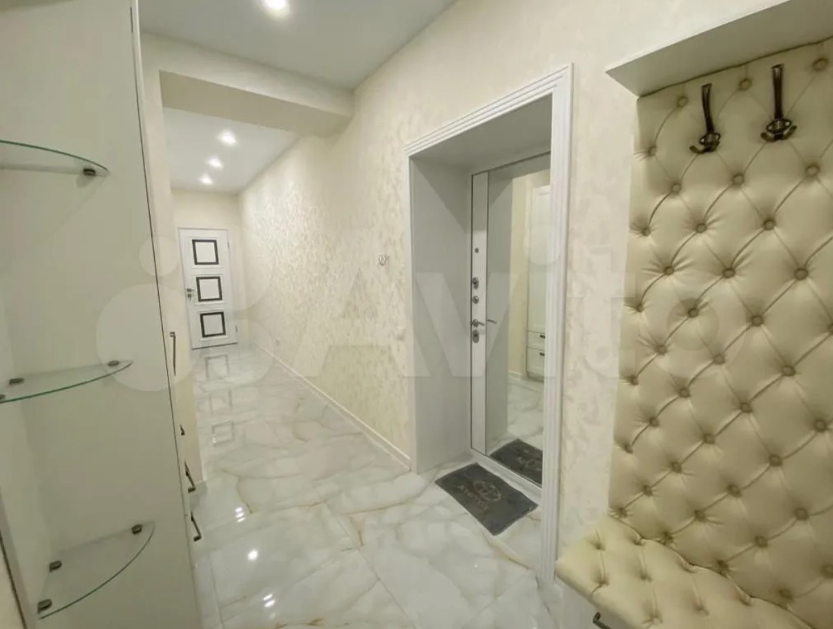 Во-первых, это красиво. Во-вторых… Как показывают исследования РИА «Новости», большая часть владимирских семей из четырёх человек не может себе позволить съём жилья. Но мечты никому не отнять! Поэтому наслаждаемся видами самых дорогих «двушек» города в обзоре «Ключ-Медиа».