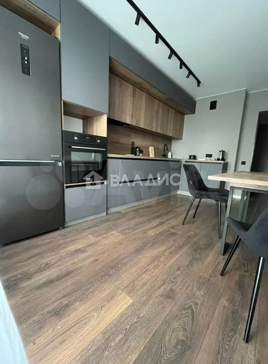 Во-первых, это красиво. Во-вторых… Как показывают исследования РИА «Новости», большая часть владимирских семей из четырёх человек не может себе позволить съём жилья. Но мечты никому не отнять! Поэтому наслаждаемся видами самых дорогих «двушек» города в обзоре «Ключ-Медиа».