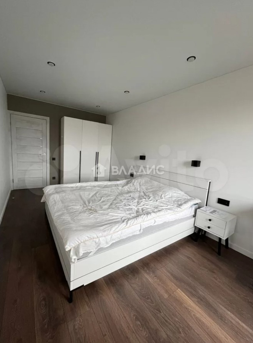 Во-первых, это красиво. Во-вторых… Как показывают исследования РИА «Новости», большая часть владимирских семей из четырёх человек не может себе позволить съём жилья. Но мечты никому не отнять! Поэтому наслаждаемся видами самых дорогих «двушек» города в обзоре «Ключ-Медиа».