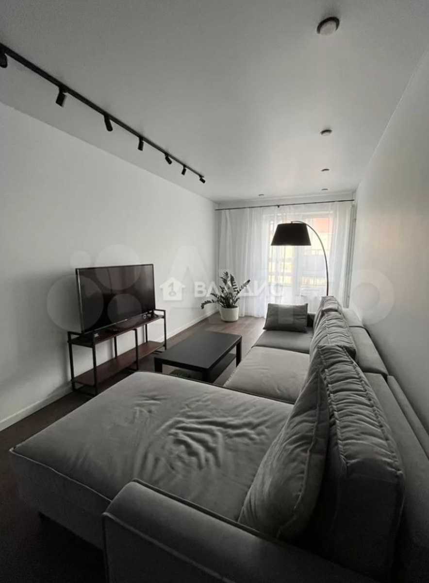 Во-первых, это красиво. Во-вторых… Как показывают исследования РИА «Новости», большая часть владимирских семей из четырёх человек не может себе позволить съём жилья. Но мечты никому не отнять! Поэтому наслаждаемся видами самых дорогих «двушек» города в обзоре «Ключ-Медиа».