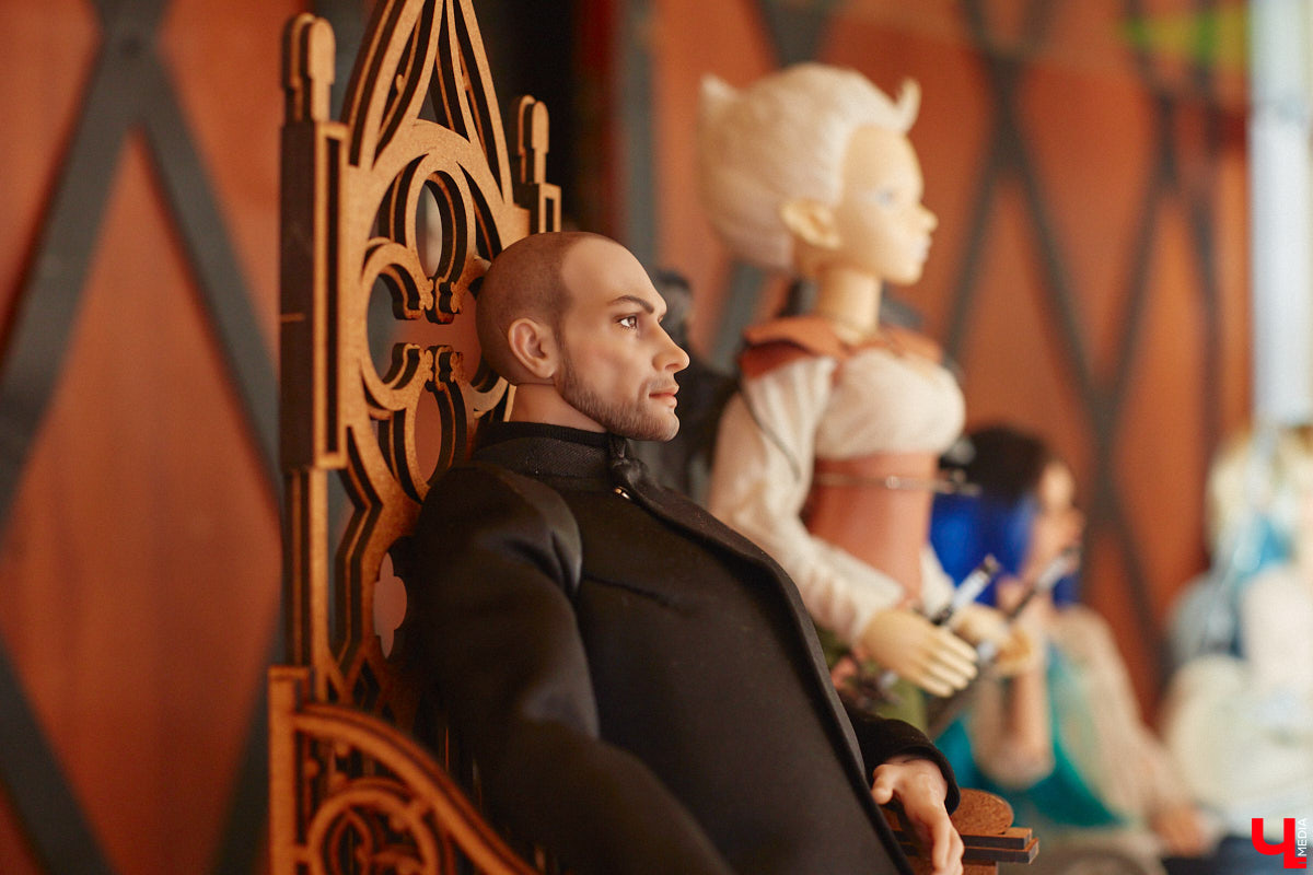 В минувшие выходные во Владимире состоялся второй камерный фестиваль «КуклУникум». На нем собрались не только местные коллекционеры, но и мастера со всего региона. «Ключ-Медиа» прошелся по «Княжеским палатам» и поближе рассмотрел большую часть авторских кукол. 