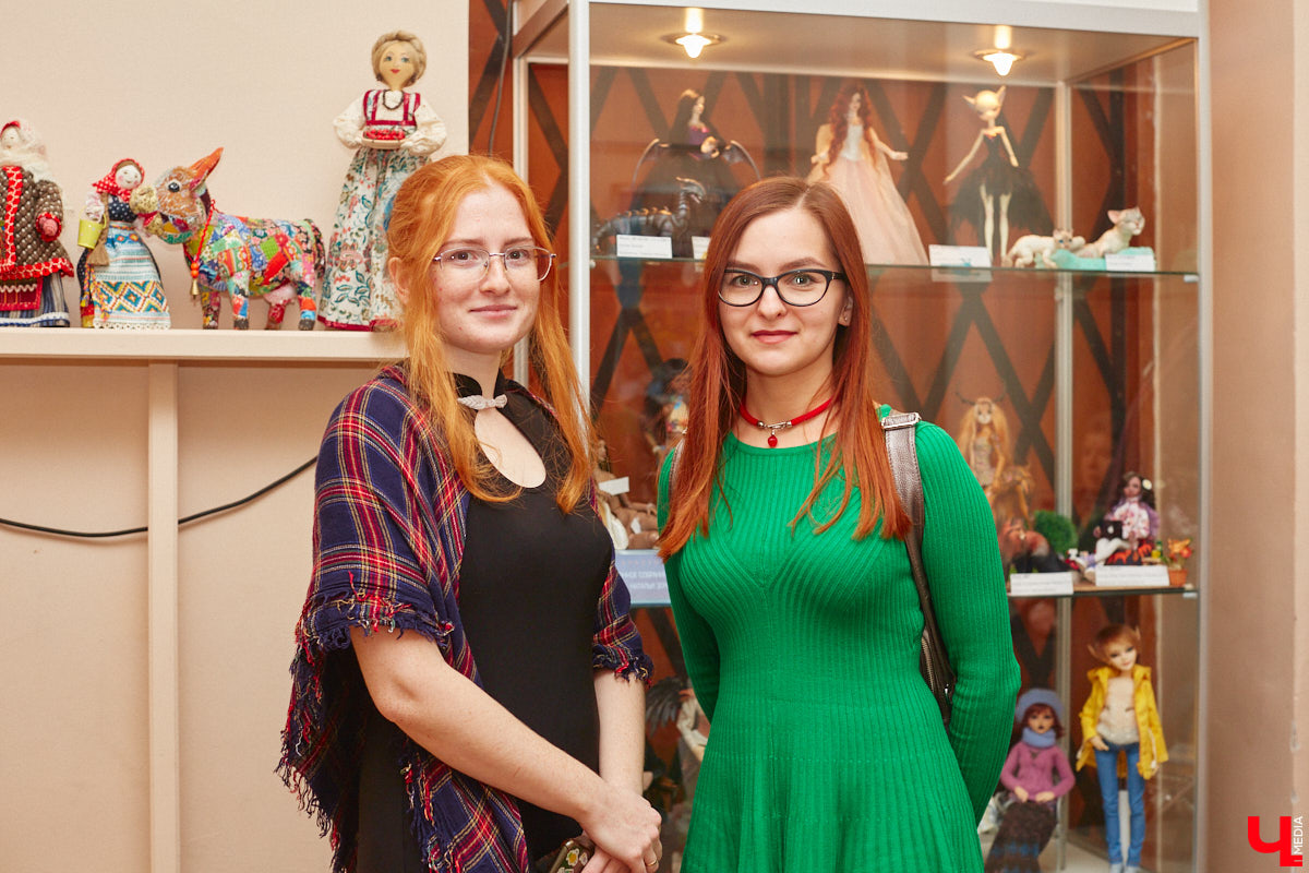 В минувшие выходные во Владимире состоялся второй камерный фестиваль «КуклУникум». На нем собрались не только местные коллекционеры, но и мастера со всего региона. «Ключ-Медиа» прошелся по «Княжеским палатам» и поближе рассмотрел большую часть авторских кукол. 