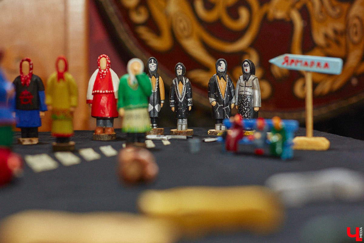 В минувшие выходные во Владимире состоялся второй камерный фестиваль «КуклУникум». На нем собрались не только местные коллекционеры, но и мастера со всего региона. «Ключ-Медиа» прошелся по «Княжеским палатам» и поближе рассмотрел большую часть авторских кукол. 