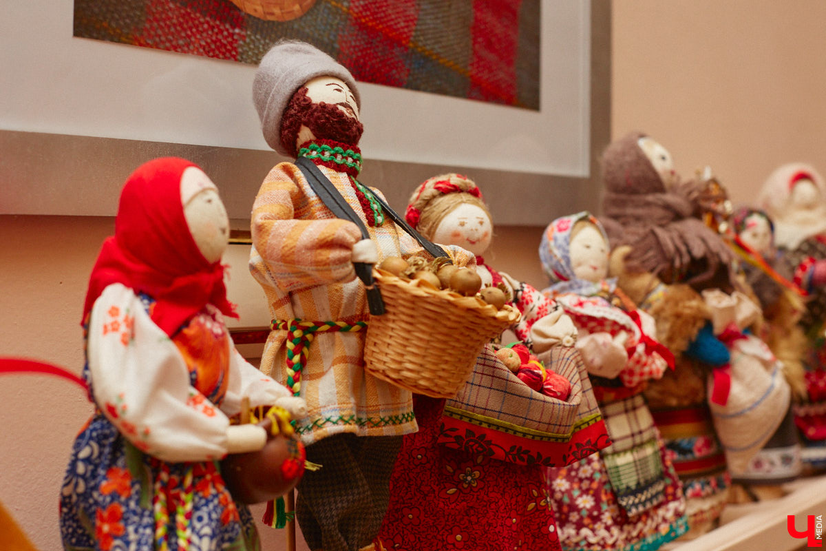 В минувшие выходные во Владимире состоялся второй камерный фестиваль «КуклУникум». На нем собрались не только местные коллекционеры, но и мастера со всего региона. «Ключ-Медиа» прошелся по «Княжеским палатам» и поближе рассмотрел большую часть авторских кукол. 