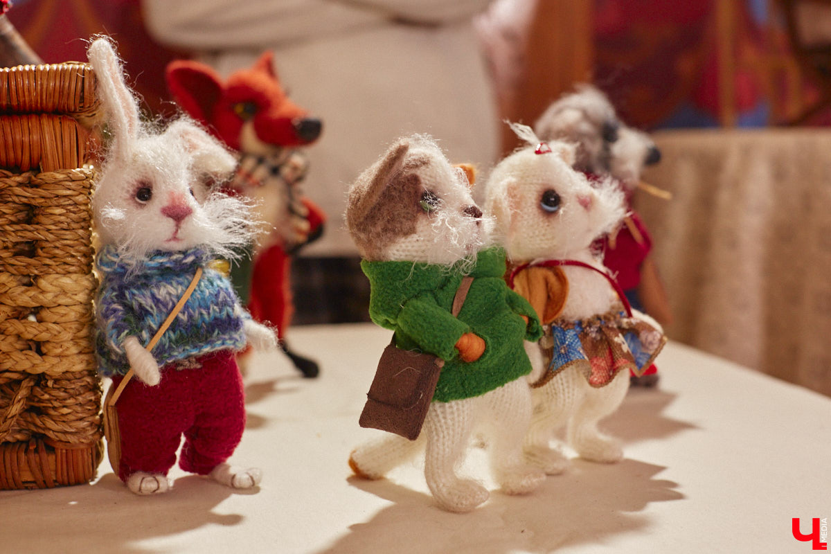 В минувшие выходные во Владимире состоялся второй камерный фестиваль «КуклУникум». На нем собрались не только местные коллекционеры, но и мастера со всего региона. «Ключ-Медиа» прошелся по «Княжеским палатам» и поближе рассмотрел большую часть авторских кукол. 