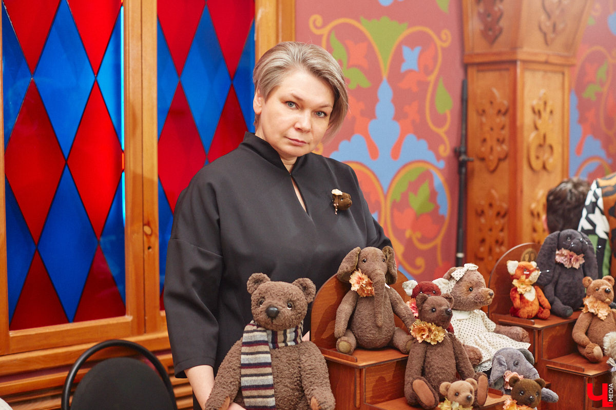 В минувшие выходные во Владимире состоялся второй камерный фестиваль «КуклУникум». На нем собрались не только местные коллекционеры, но и мастера со всего региона. «Ключ-Медиа» прошелся по «Княжеским палатам» и поближе рассмотрел большую часть авторских кукол. 