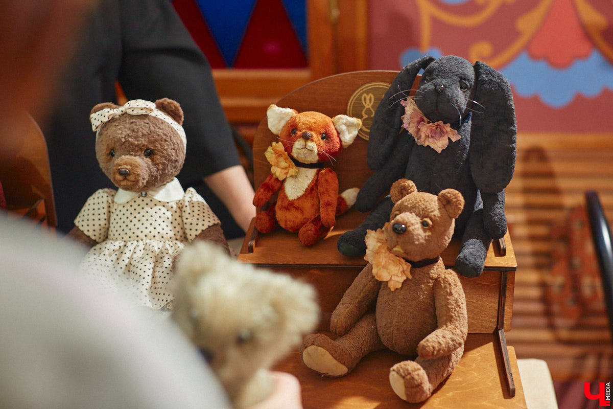 В минувшие выходные во Владимире состоялся второй камерный фестиваль «КуклУникум». На нем собрались не только местные коллекционеры, но и мастера со всего региона. «Ключ-Медиа» прошелся по «Княжеским палатам» и поближе рассмотрел большую часть авторских кукол. 