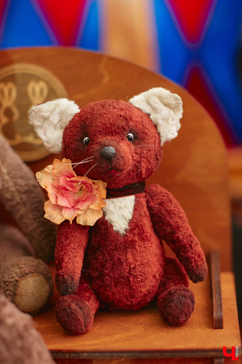 В минувшие выходные во Владимире состоялся второй камерный фестиваль «КуклУникум». На нем собрались не только местные коллекционеры, но и мастера со всего региона. «Ключ-Медиа» прошелся по «Княжеским палатам» и поближе рассмотрел большую часть авторских кукол. 