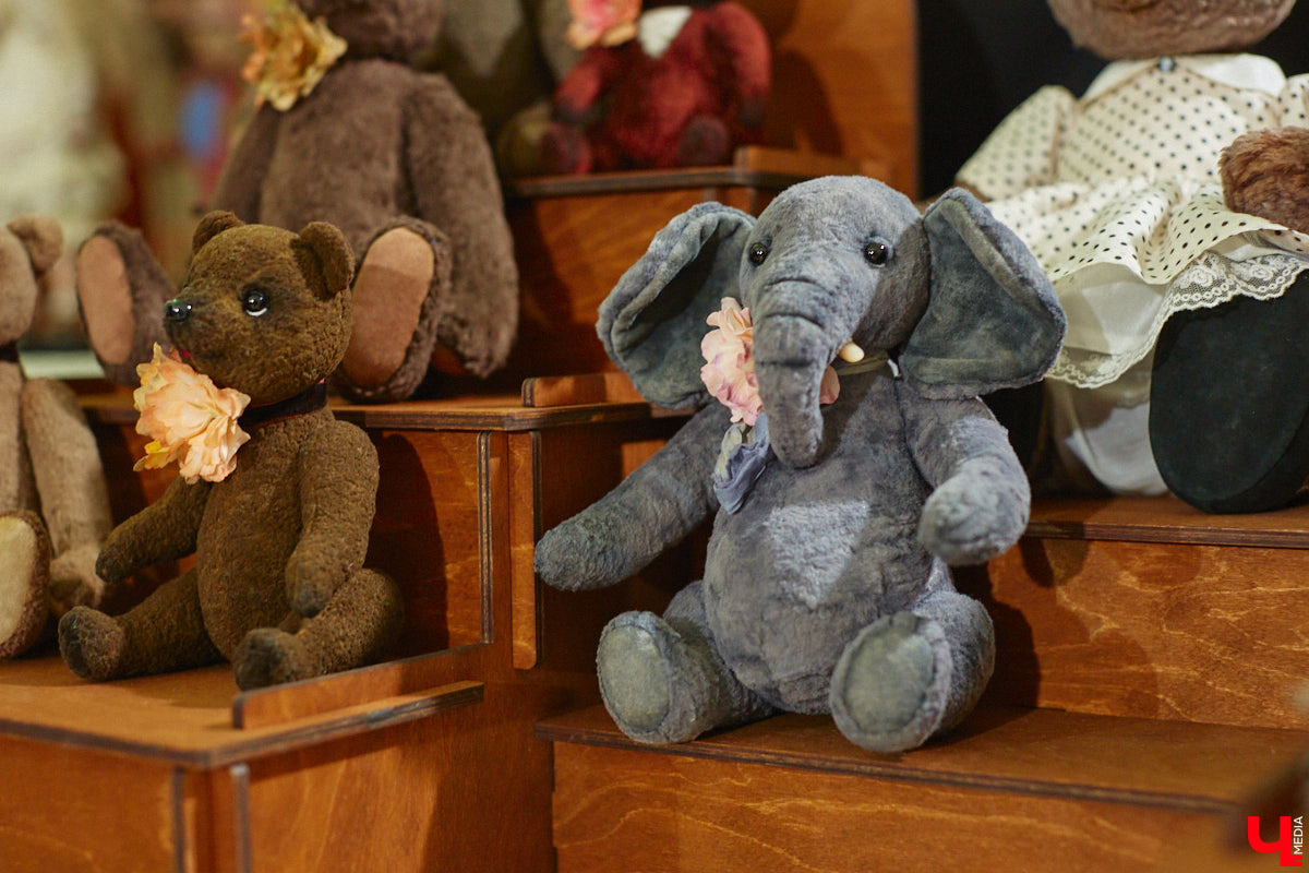 В минувшие выходные во Владимире состоялся второй камерный фестиваль «КуклУникум». На нем собрались не только местные коллекционеры, но и мастера со всего региона. «Ключ-Медиа» прошелся по «Княжеским палатам» и поближе рассмотрел большую часть авторских кукол. 