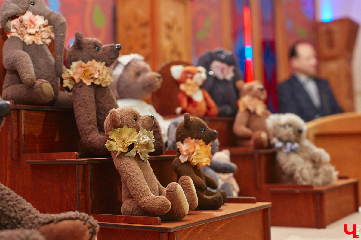 В минувшие выходные во Владимире состоялся второй камерный фестиваль «КуклУникум». На нем собрались не только местные коллекционеры, но и мастера со всего региона. «Ключ-Медиа» прошелся по «Княжеским палатам» и поближе рассмотрел большую часть авторских кукол. 