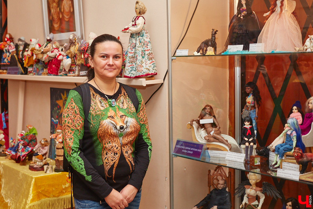 В минувшие выходные во Владимире состоялся второй камерный фестиваль «КуклУникум». На нем собрались не только местные коллекционеры, но и мастера со всего региона. «Ключ-Медиа» прошелся по «Княжеским палатам» и поближе рассмотрел большую часть авторских кукол. 