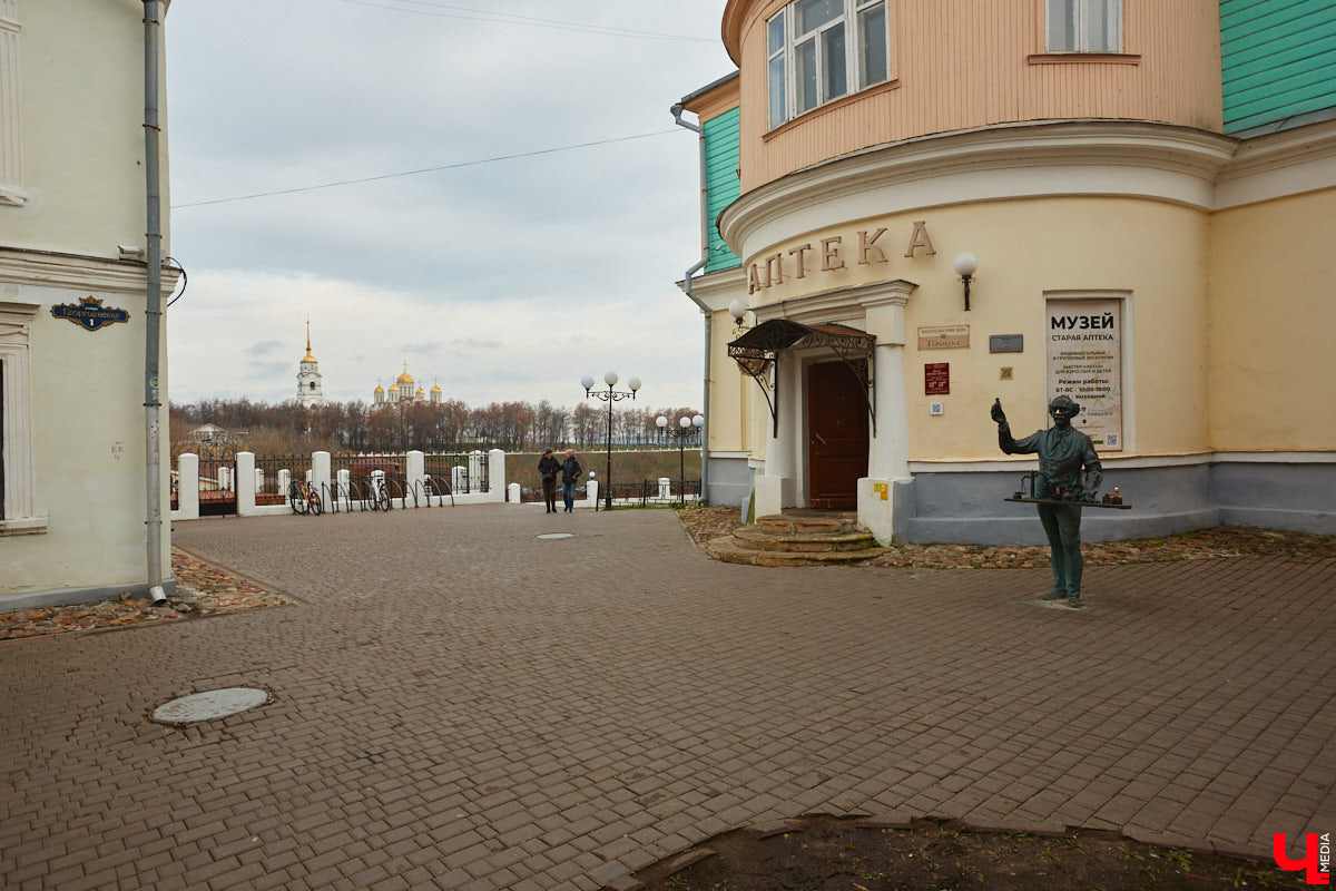 14 ноября 1788 года во Владимире родился Михаил Петрович Лазарев. Русский флотоводец и мореплаватель, он навсегда вписал свое имя в мировую историю как один из первооткрывателей Антарктиды. В день его рождения давайте прогуляемся по областной столице и посмотрим, как здесь чтут память о выдающемся земляке.