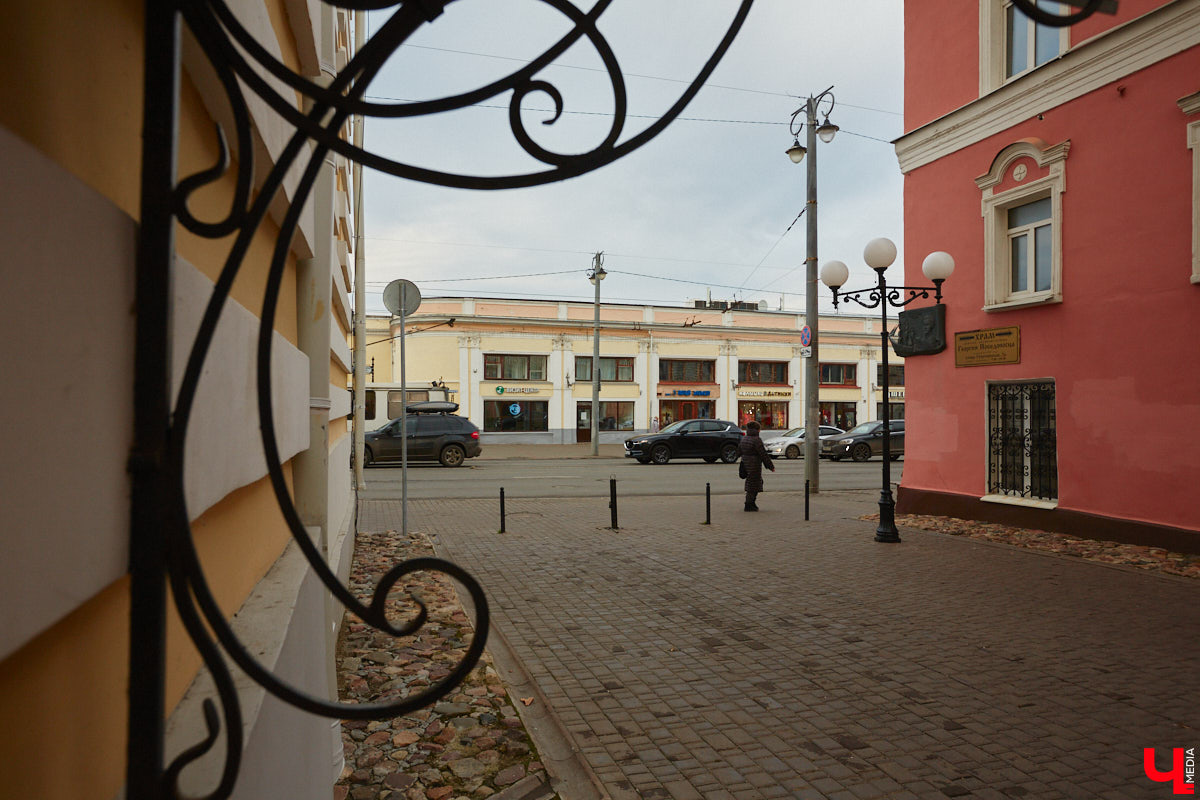 14 ноября 1788 года во Владимире родился Михаил Петрович Лазарев. Русский флотоводец и мореплаватель, он навсегда вписал свое имя в мировую историю как один из первооткрывателей Антарктиды. В день его рождения давайте прогуляемся по областной столице и посмотрим, как здесь чтут память о выдающемся земляке.