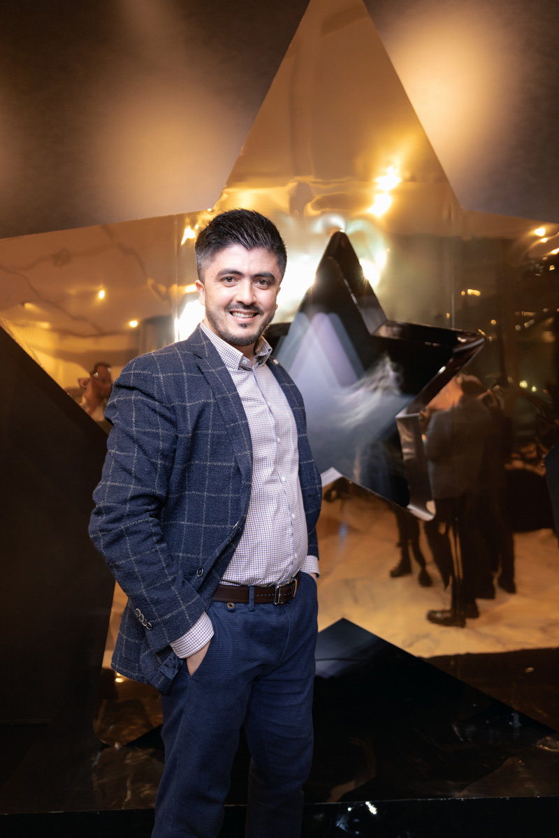 Стоматолог-ортопед Джовид Зарипов из тех врачей, для кого спокойствие и благополучие пациентов важнее всего! А потому он был признан лучшим врачом-стоматологом во Владимирской области по версии сайта «ПроДокторов», а затем получил гран-при и на всероссийском конкурсе того же портала.