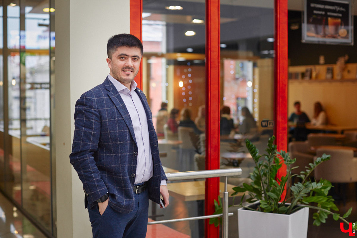 Стоматолог-ортопед Джовид Зарипов из тех врачей, для кого спокойствие и благополучие пациентов важнее всего! А потому он был признан лучшим врачом-стоматологом во Владимирской области по версии сайта «ПроДокторов», а затем получил гран-при и на всероссийском конкурсе того же портала.