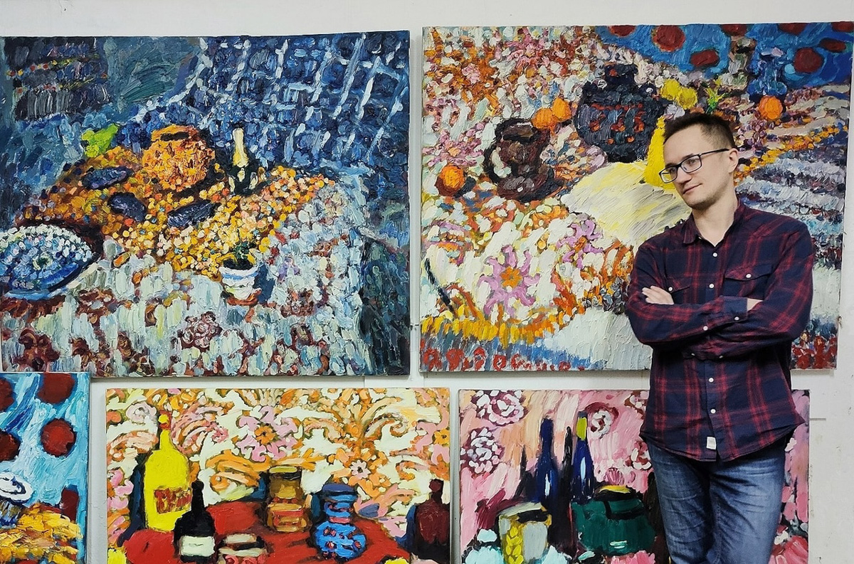 Картины художника из Владимира украшают интерьеры по всему миру. И мы могли бы не узнать об этом: Пётр Петяев — человек скромный. Положение исправила серия публикаций в одном из ведущих журналов отрасли ELLE Decoration. За последние месяцы два дизайнера поделились с читателями своими проектами, ярким акцентом в которых стали натюрморты нашего художника. Смотрим фото и делимся мнением в комментариях!